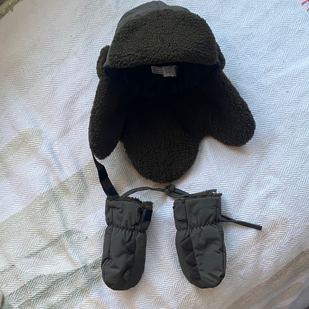 Calikids T-Rex Kids Hat and String- Mittens Set